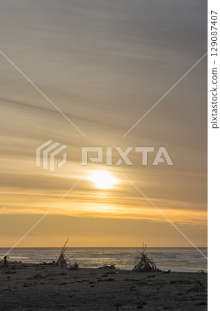 Sunset seen from Hokitika Beach on the West Coast of New Zealand 129087407