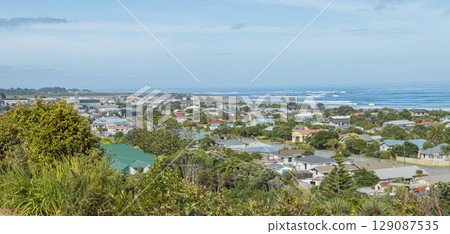 從紐西蘭西海岸地區的霍基蒂卡公墓俯瞰城鎮和海灘 從紐西蘭西海岸地區的霍基蒂卡公墓俯瞰城鎮和海灘 129087535