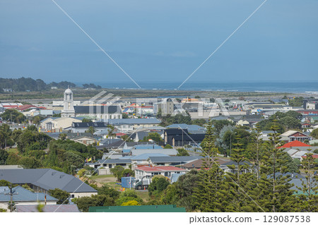 從紐西蘭西海岸地區的霍基蒂卡公墓俯瞰城鎮和海灘 從紐西蘭西海岸地區的霍基蒂卡公墓俯瞰城鎮和海灘 129087538
