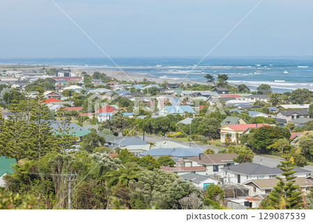 從紐西蘭西海岸地區的霍基蒂卡公墓俯瞰城鎮和海灘 從紐西蘭西海岸地區的霍基蒂卡公墓俯瞰城鎮和海灘 129087539