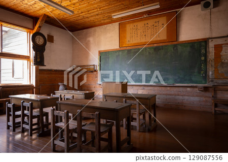 An elementary school classroom from the Showa era 129087556
