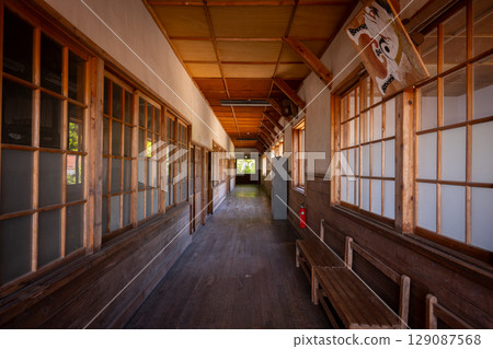Elementary school corridor from the Showa era 129087568