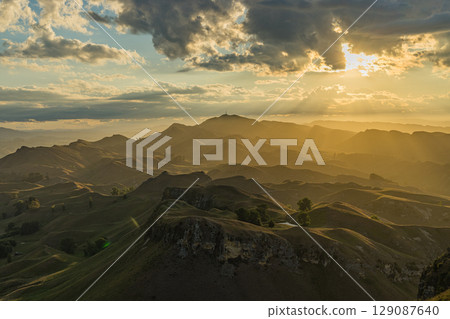 從紐西蘭霍克斯灣的蒂瑪塔峰頂欣賞日落 129087640