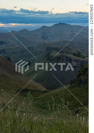 從紐西蘭霍克斯灣的蒂瑪塔峰頂欣賞日落 129087665