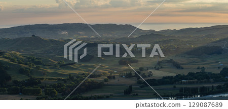 Early morning view and sunrise sky from the top of Te Mata Peak in Hawke's Bay, New Zealand 129087689