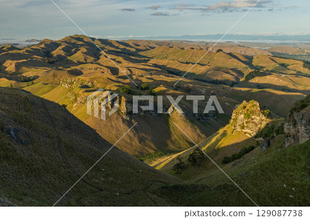 紐西蘭霍克斯灣蒂瑪塔峰頂的清晨景色 紐西蘭霍克斯灣蒂瑪塔峰頂的清晨景色 129087738