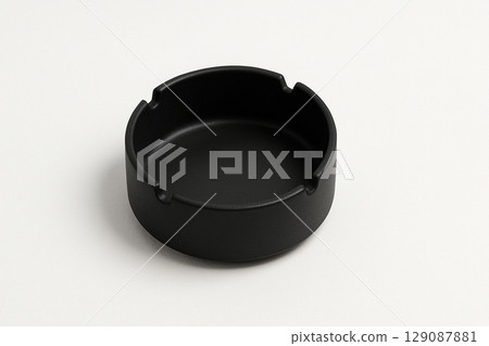 白色背景上一個簡單的黑色煙灰缸 129087881