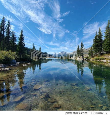 山巒和湛藍的天空倒映在水面上 129088297