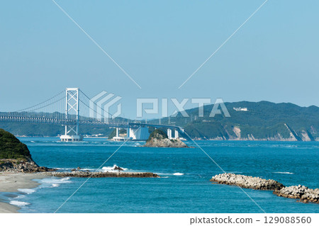 鳴門海峽和大鳴門大橋(從德島一側看) 鳴門海峽和大鳴門大橋(從德島一側看) 129088560