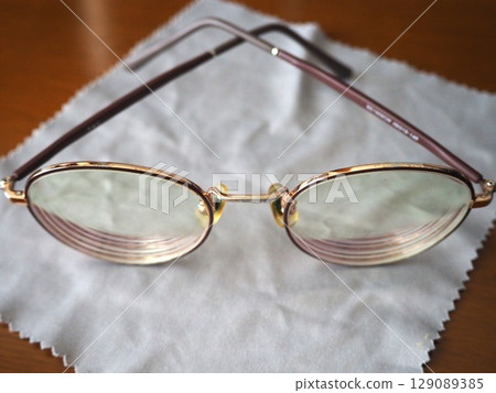 A bird's-eye view of brown retro round glasses 129089385