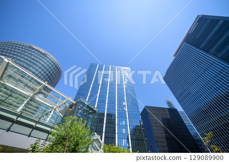 七月的橫濱城市景觀。俯瞰新高島站前的商業區。 129089900