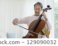 拉大提琴的老人 129090032