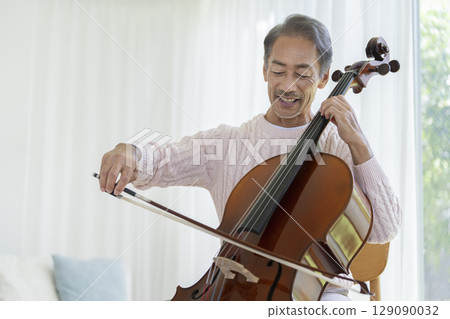 Senior man playing the cello 129090032