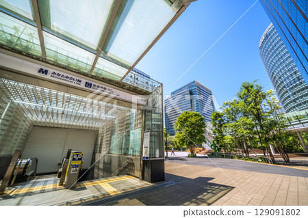 七月的日本橫濱城市景觀。新高島站和商業區的景色。 129091802