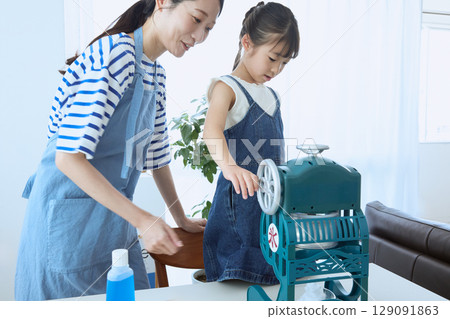 A summer memory scene of parents and children making shaved ice together 129091863