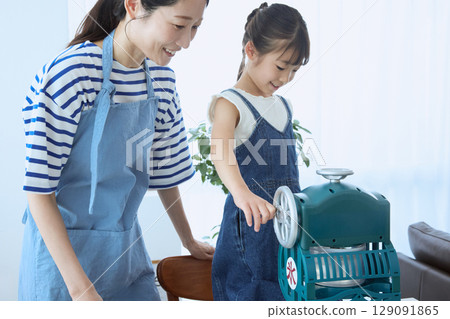 A summer memory scene of parents and children making shaved ice together 129091865