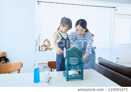 A summer memory scene of parents and children making shaved ice together 129091875