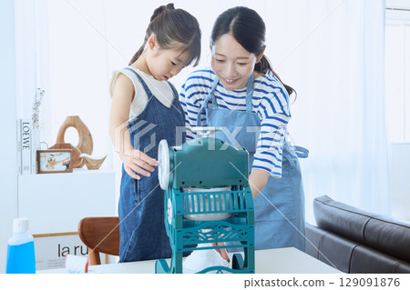 A summer memory scene of parents and children making shaved ice together 129091876