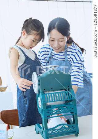 A summer memory scene of parents and children making shaved ice together 129091877