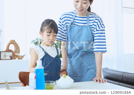 父母與孩子一起做刨冰的夏日回憶場景 129091884
