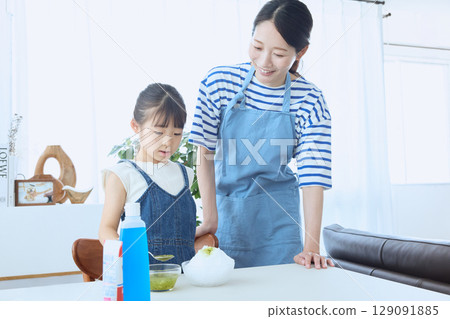 A summer memory scene of parents and children making shaved ice together A summer memory scene of parents and children making shaved ice together 129091885
