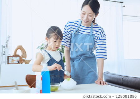 A summer memory scene of parents and children making shaved ice together A summer memory scene of parents and children making shaved ice together 129091886