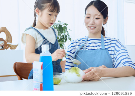 A summer memory scene of parents and children making shaved ice together A summer memory scene of parents and children making shaved ice together 129091889