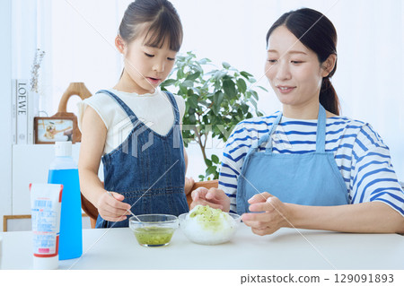 父母與孩子一起做刨冰的夏日回憶場景 129091893