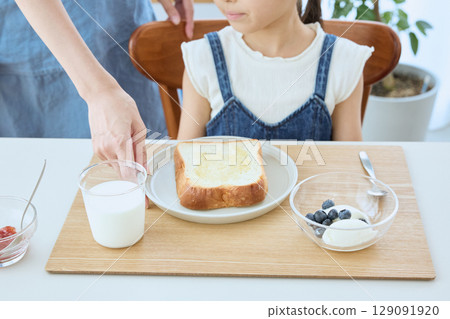 為父母和孩子提供麵包和優格健康的早餐 129091920
