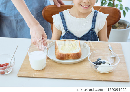 為父母和孩子提供麵包和優格健康的早餐 129091921