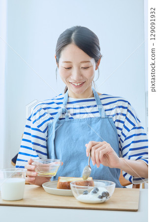 為父母和孩子提供麵包和優格健康的早餐 129091932