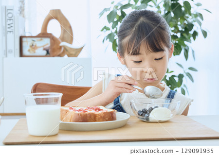 A healthy breakfast of bread and yogurt for parents and children 129091935