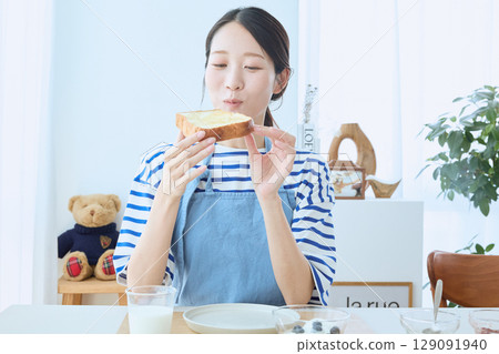 A healthy breakfast of bread and yogurt for parents and children 129091940