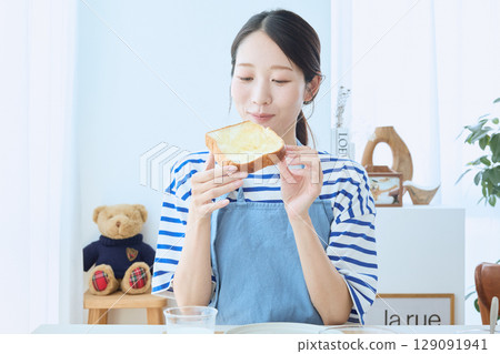 為父母和孩子提供麵包和優格健康的早餐 129091941