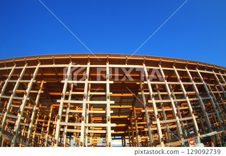 The world's largest wooden structure: the large roof ring of the Osaka Kansai Expo 129092739