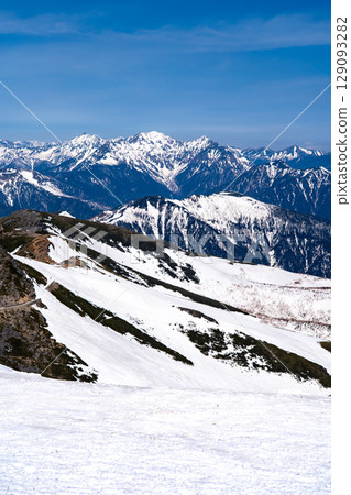 The Hotaka mountain range (Okuhotakadake) seen from Mt. Kengamine on Mt. Norikura. Climbing Mt. Norikura in the Northern Alps during Golden Week when snow remains. 129093282