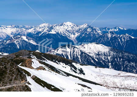 從乘鞍岳的劍峰眺望穗高山脈（奧穗高岳）。黃金周期間，積雪未化，攀登北阿爾卑斯山的乘鞍岳。 129093283