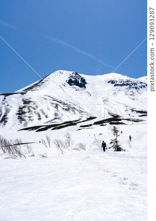 View of the Norikura Snowfield and Kengamine Peak from Igahara. Climbing Mount Norikura in the Northern Alps during Golden Week when snow remains. 129093287