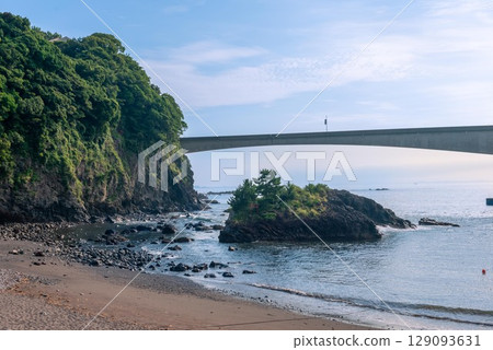 神奈川縣真鶴町岩海灘和岩大橋 神奈川縣真鶴町岩海灘和岩大橋 129093631