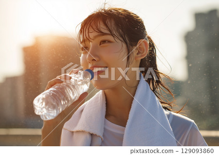 運動後清爽的笑容|夕陽映照下的清爽一刻 運動後清爽的笑容|夕陽映照下的清爽一刻 129093860