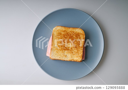 Crusty croque-monsieur on blue plate 129093888