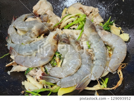 Stir-fried Shrimp and Chicken with Vegetables in a Wok 129093952
