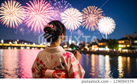 一位身著振袖和服的女子凝視著煙火 129094374