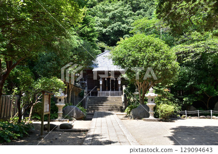 The worship hall of Takaki Shrine in Oiso The worship hall of Takaki Shrine in Oiso 129094643