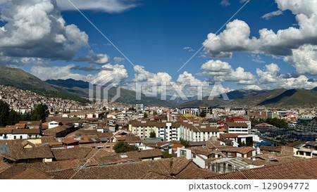 庫斯科城市景觀、山脈、天空和雲彩（安地斯山脈的歷史名城） 129094772