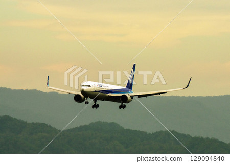 日落時分降落在釧路機場 129094840