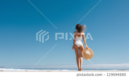 穿著白色泳衣和帽子的女人的背影 | 藍天和大海的夏日海灘場景 129094880