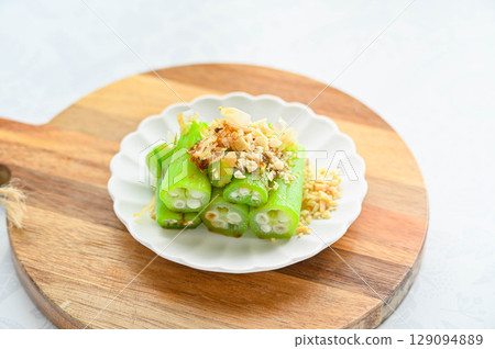 Boiled okra topped with peanuts Boiled okra topped with peanuts 129094889