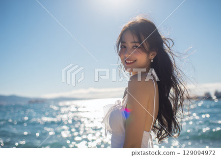 夏日海邊，身穿白色泳衣的女子 | 藍天白雲、海浪拍打出的清爽海灘景象 129094972