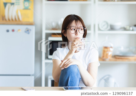 一個女人在客廳放鬆 129096137